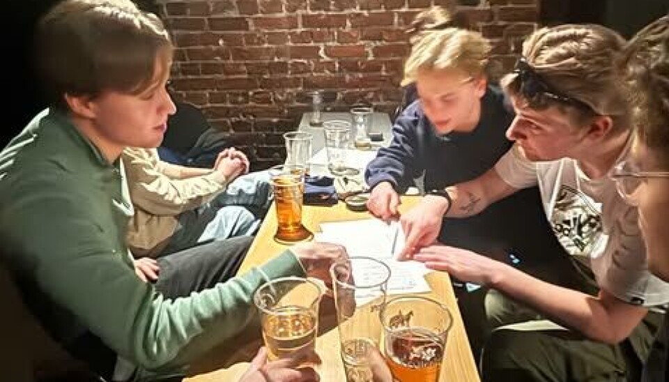 En av flere gjenger som hygger seg med quiz.
