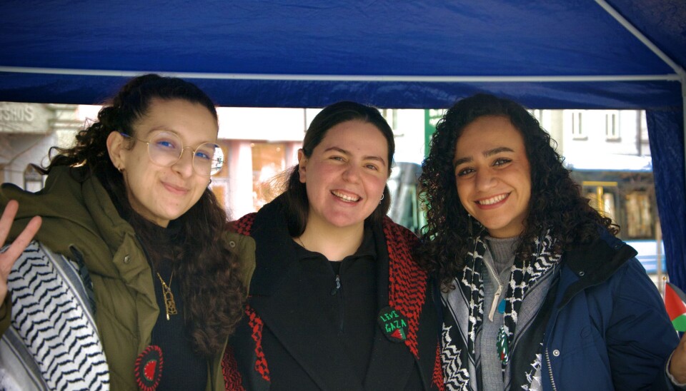 Engasjert innsats: Rania El Edrissi, Nora Ekrem Naoum og Raghads Abu Shaker står i boden på Grünerløkka og selger hjemmelagde produkter for å samle inn penger til evakuering fra Gaza Engasjert innsats: Rania El Edrissi, Nora Ekrem Naoum og Raghads Abu Shaker står i boden på Grünerløkka og selger hjemmelagde produkter for å samle inn penger til evakuering fra Gaza.
Foto: Jasmin Mutalijeva