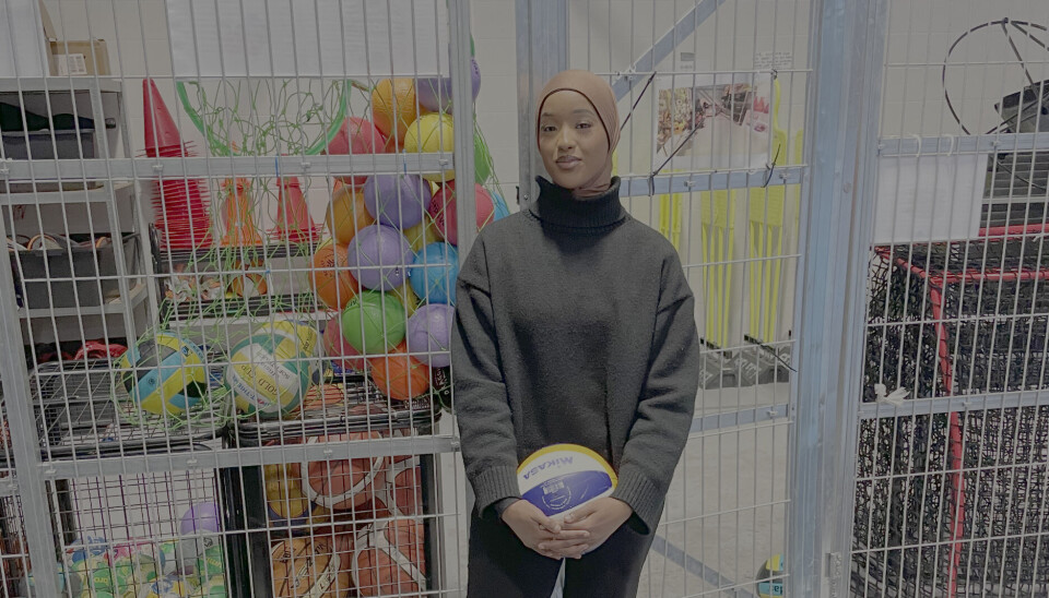Amira Alare er en av mange deltagere på onsdagskvelden. Hun liker best å spille volleyball