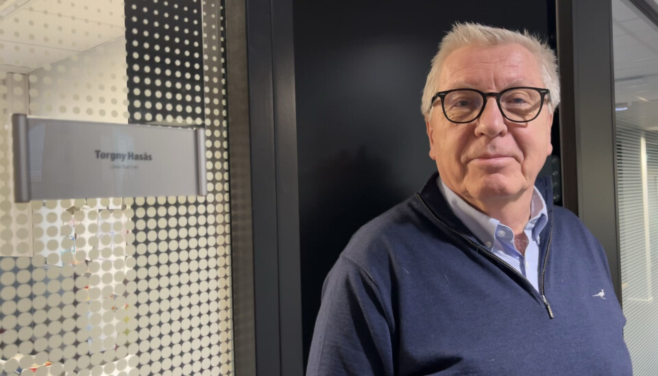 ET UVANLIG VALG: Fra elektrikerutdanning, til i dag. Hvor han nå står utenfor kontoret sitt i LO media som journalist.