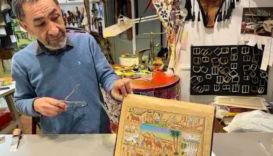 Faryabi som viser frem varer i butikken hans.