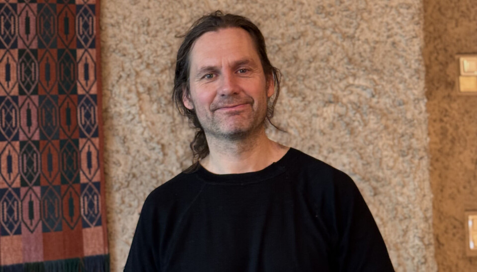 Musiker Marius Løkse engasjerer både store og små gjennom rytmer, sang og lek