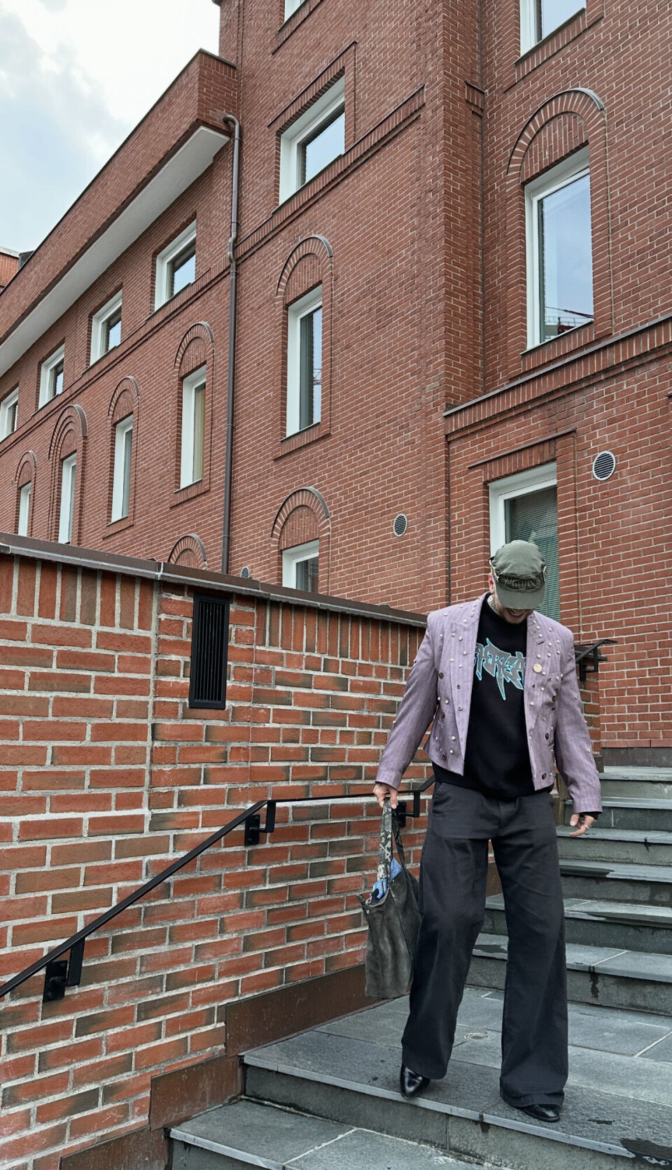 Sebastian Fladeby med vintage fra topp til tå.