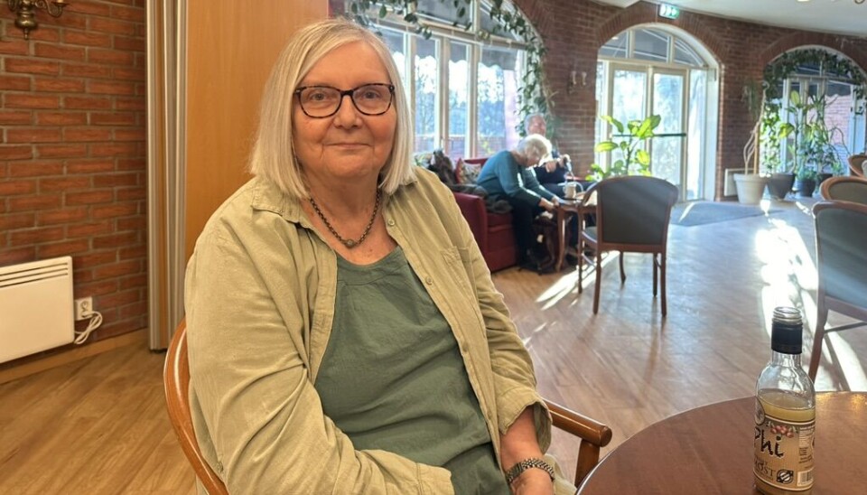 Solveig Magnusson (70) gjør seg klar til alkoholfri filmkveld hos Frivilligsentralen med eplemost