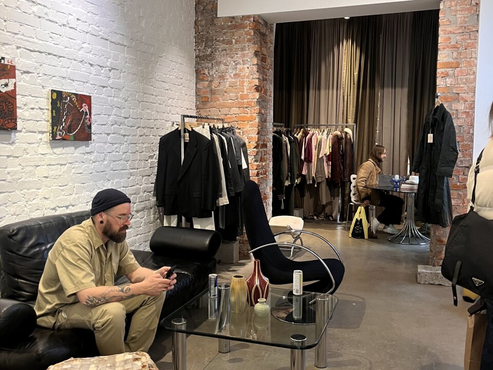 En avslappet atmosfære i den nyåpnede vintagebutikken