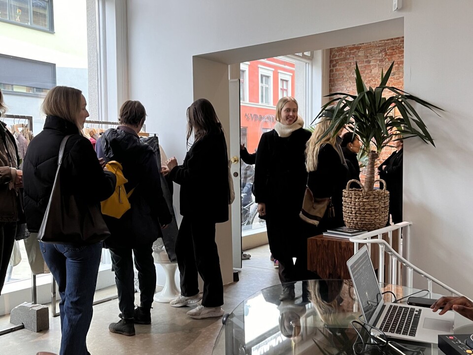 Det var fullt hus da HandoverCPH åpnet dørene til sin nye avdeling på Grünerløkka. Vintage-entusiaster bladde gjennom klesstativene og lot seg inspirere av butikkens utvalg.