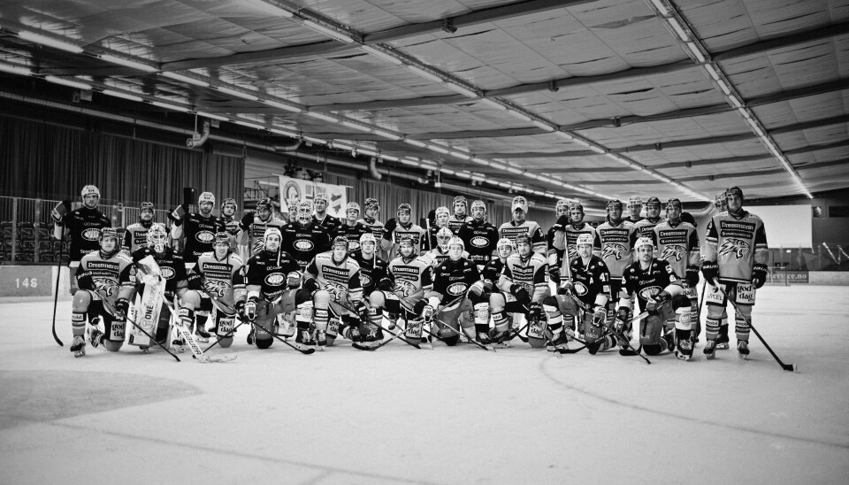 Vålerenga Ishockey og Frisk Asker Ishockey er til vanlig bitre rivaler. Her er de fotografert sammen.