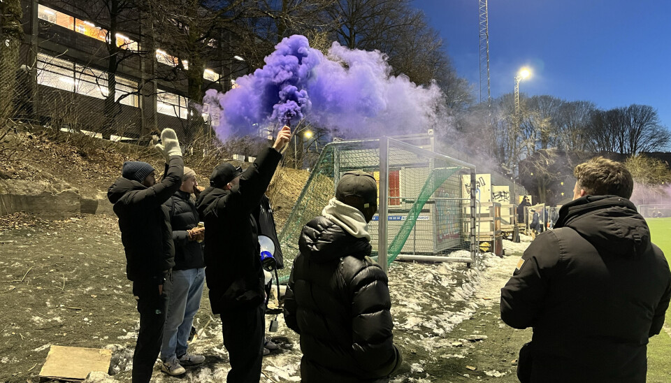STEMNING PÅ LØKKA: Det var ikke stemningen det sto på da kampen mot Grei ble blåst i gang. Supportergruppen 'Walters armé' holdt koken gående fra første sekund.