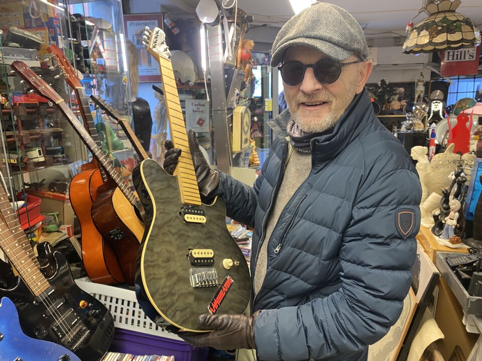 GITARER: Øystein Engen (72) rusler innom butikken når han går tur, og mener butikken er som å komme inn i trollmannens hule.