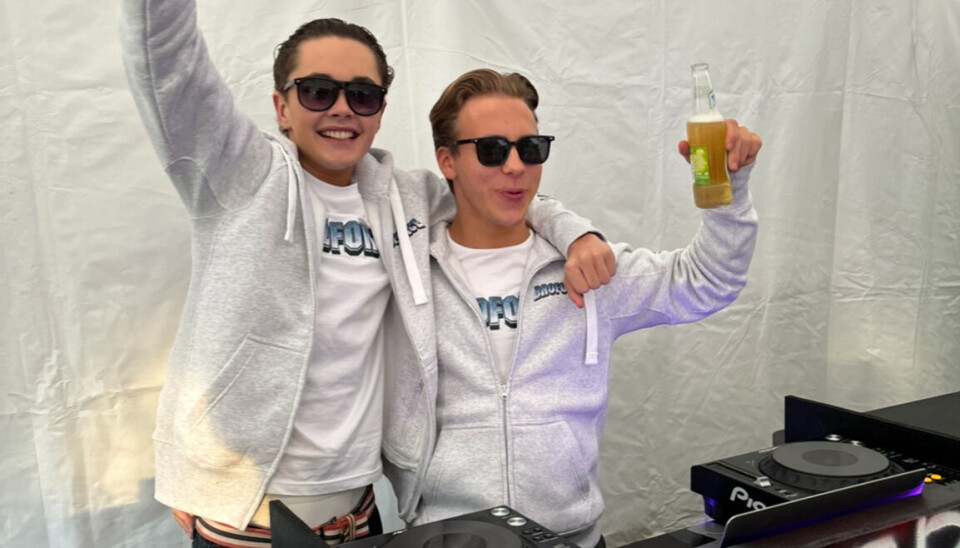 Felix Preus (t.v) er klar for å feire russetiden sammen med gode kompiser. Her med Lucas Carter.