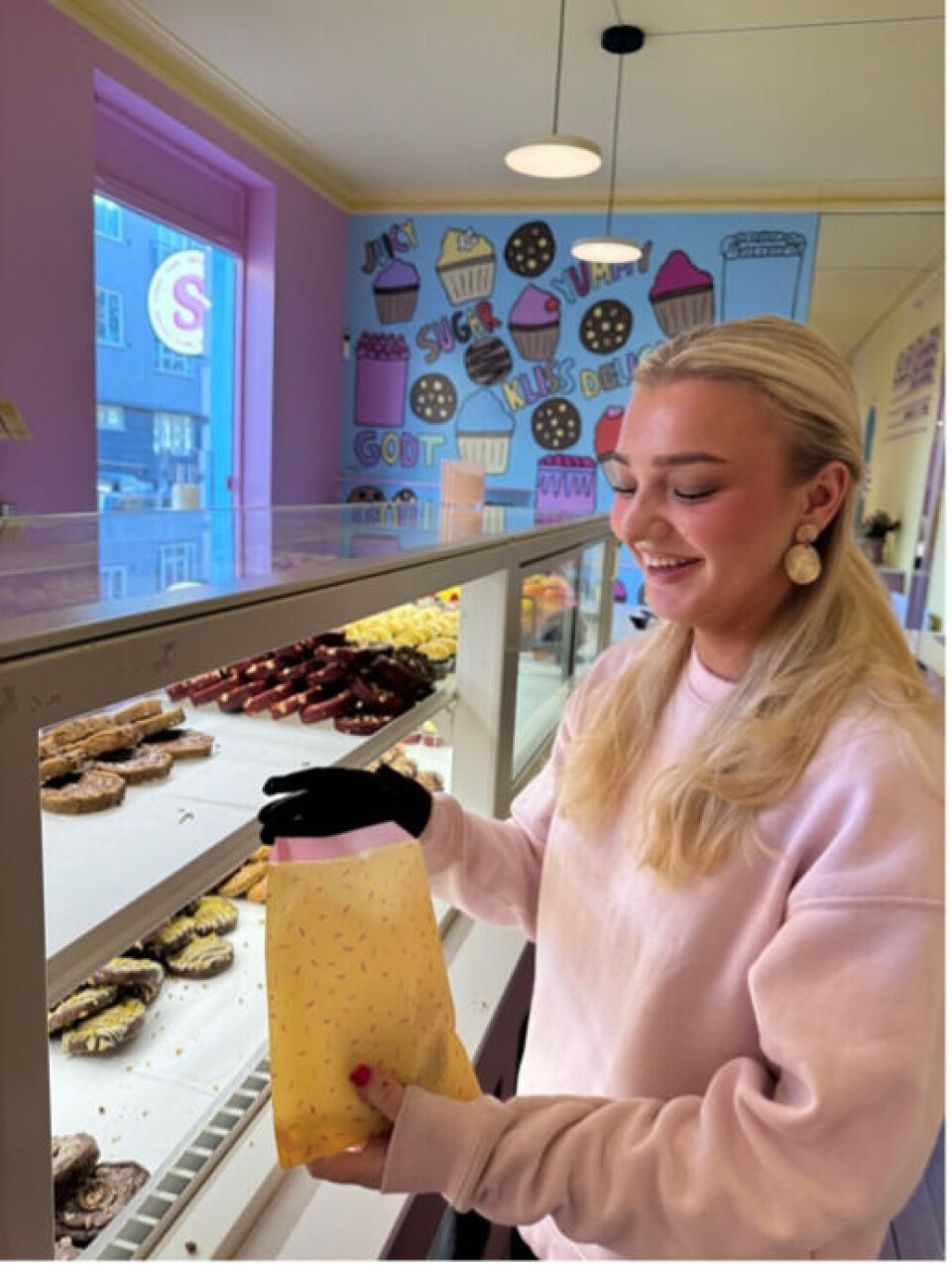 Juni Gaustad pakker inn deres populære 'habibi' cookie til en ny kunde.