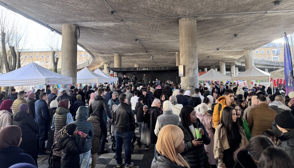 Familier, venner og ukjente var søndag 30.03 samlet under brua på Grønland for å feire Eid