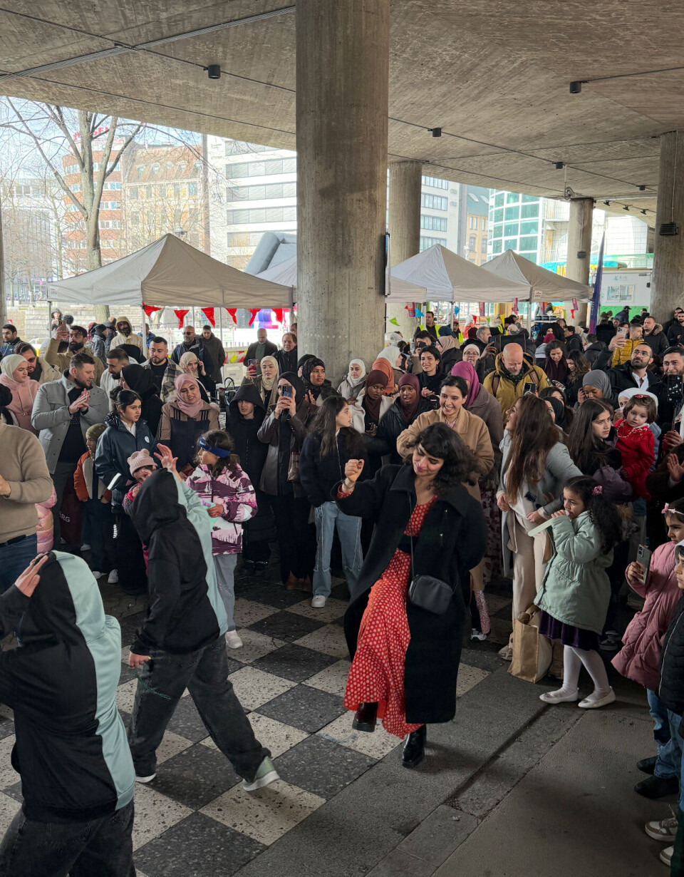 Full fest og dansing under brua på Grønland