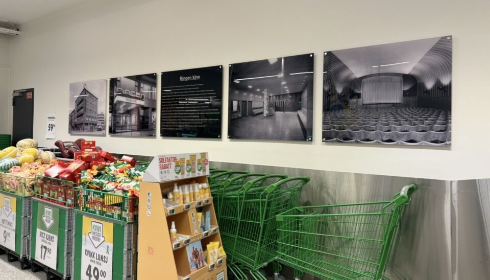 Historie fra midten av 1900-tallet på veggene ved inngangen til Kiwibutikken.