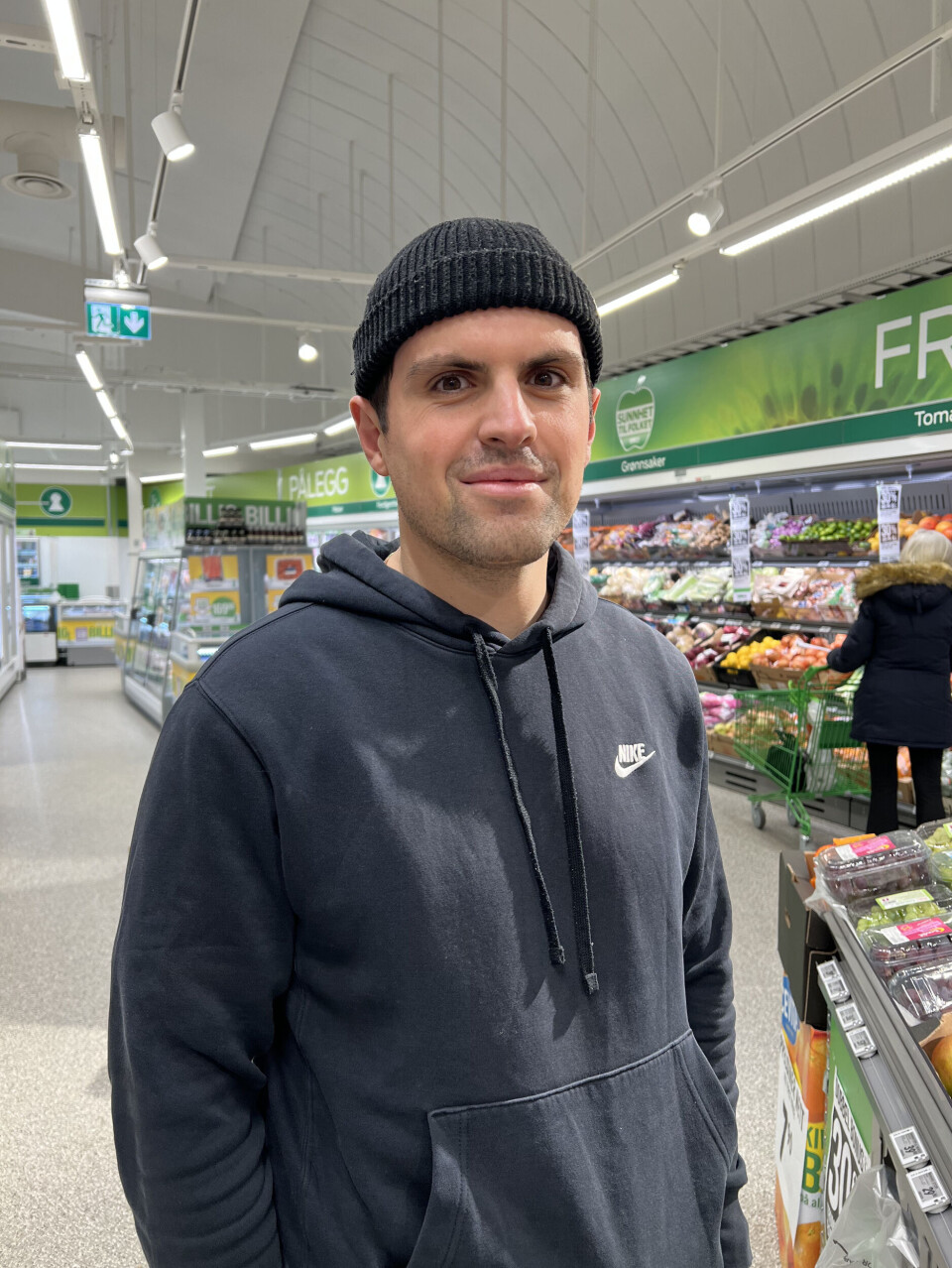 Agon gjør middagshandelen i den nye Kiwi-butikken.