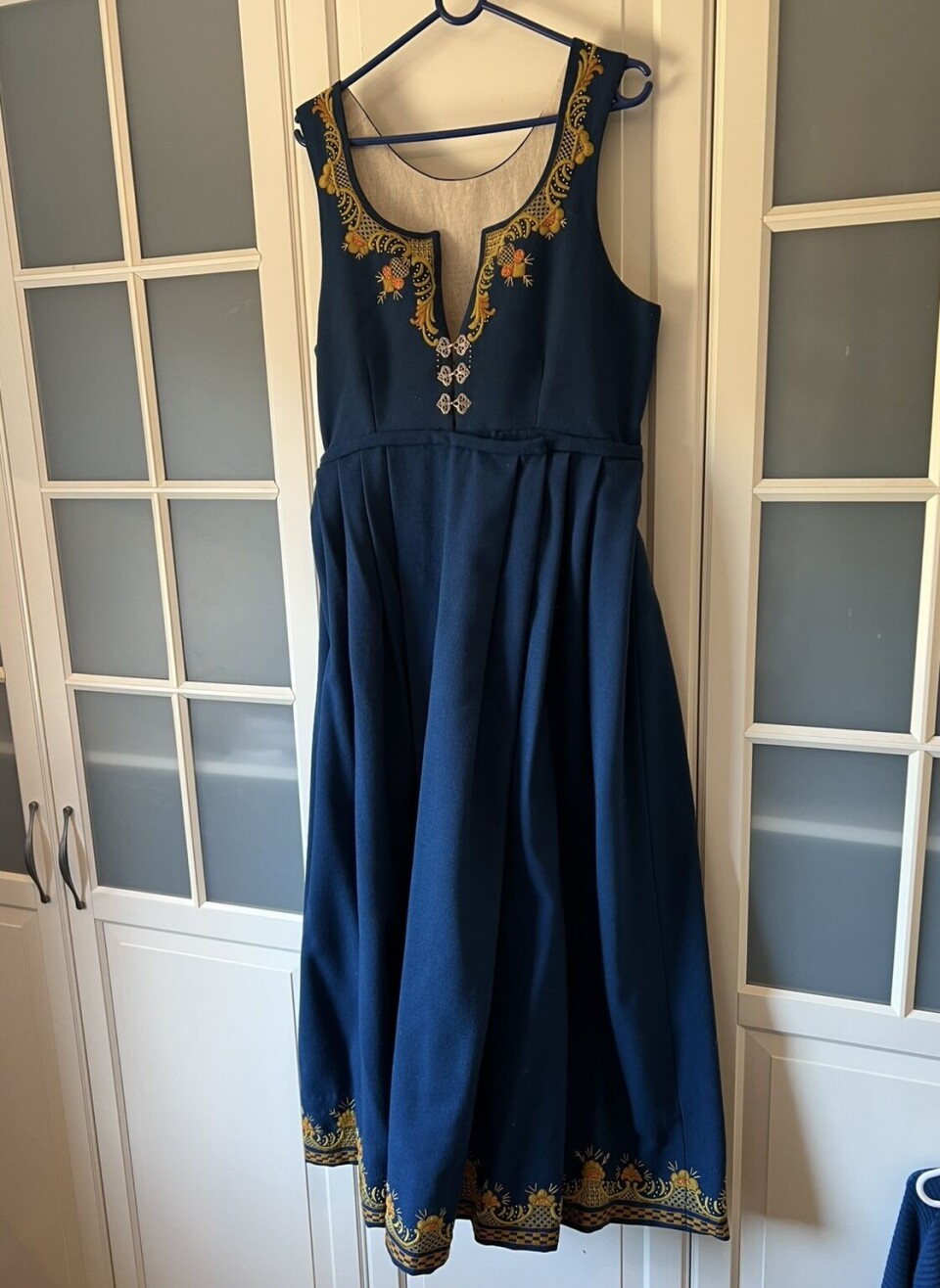 Bunaden til Unnis datter henger klar, og Unni gleder seg til hennes henger ved siden av.