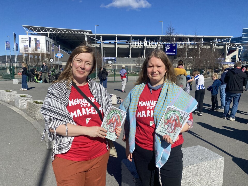 Lina Johanne Strand (til venstre) og Helga Hustveit fra Sosialistisk Venstreparti var utenfor Intility for å spre partiets budskap.