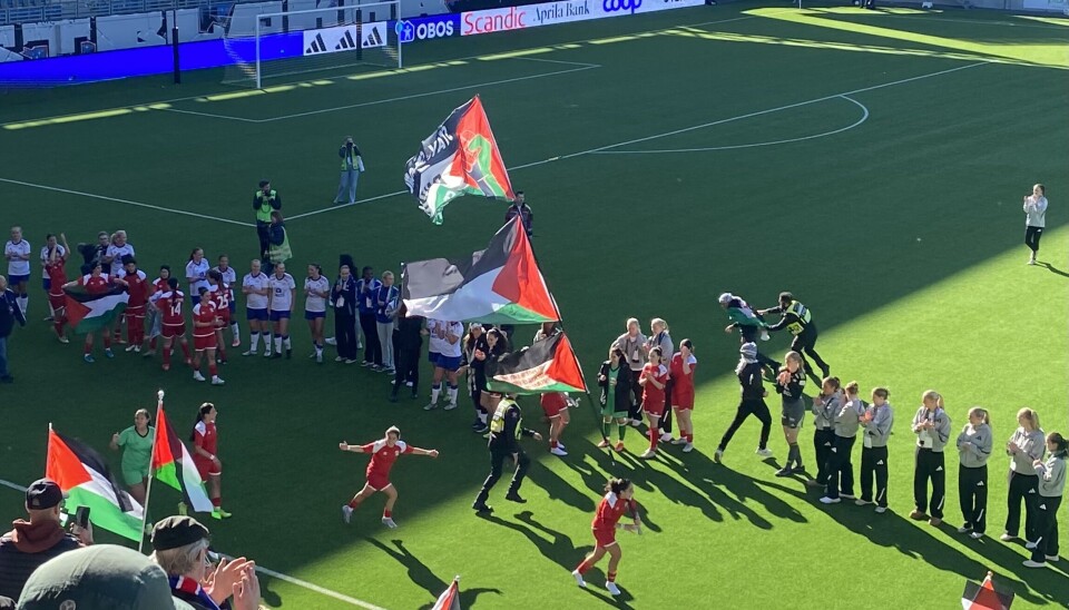 Etter kampen applauderte publikum, og stemningen var preget av samhold og respekt.