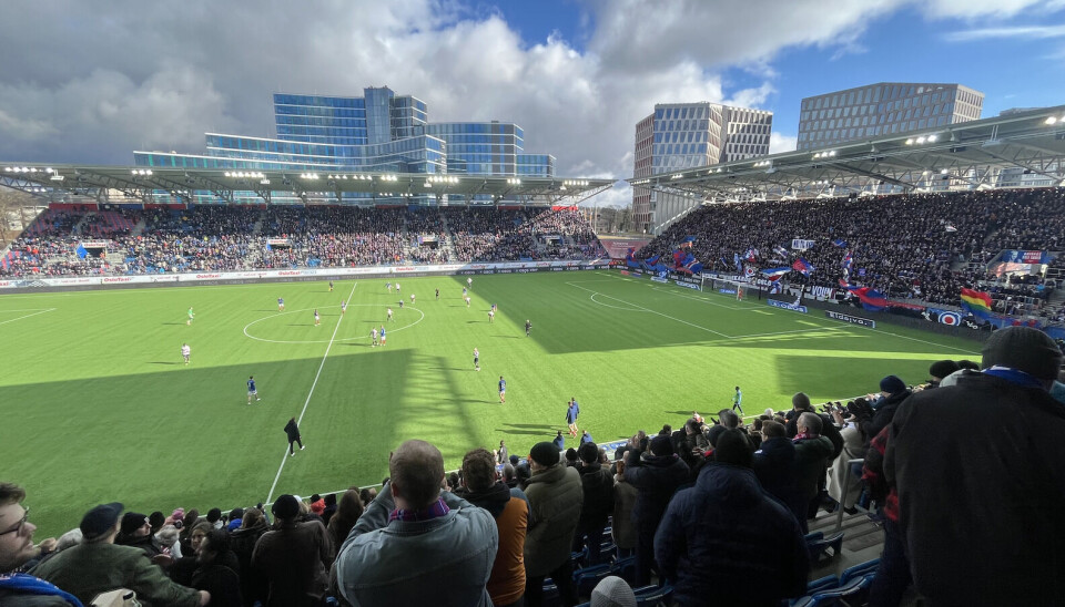 14 859 tilskuere fyller opp et nesten fullsatt Intility Arena 30. mars mot Viking.