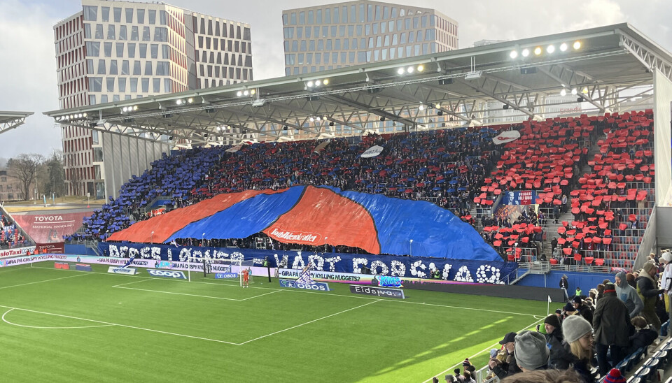 Klanen kler Østblokka i rødt og blått.