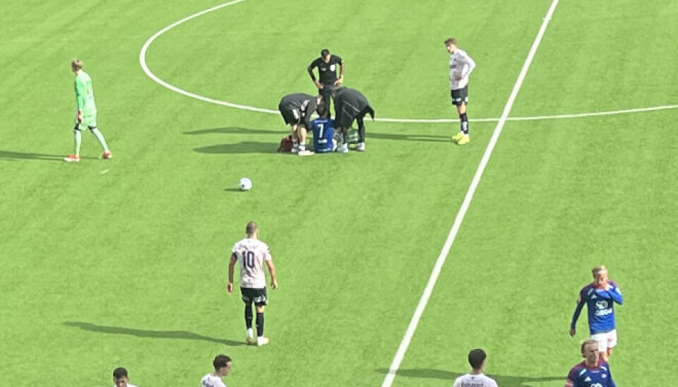 Riisnæs mottar behandling etter en liten kollisjon på banen under kampen mot Viking.