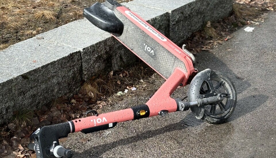 Stakkarslig resultat av en av mange sparkesykkel som blokkerer veier og sittesteder