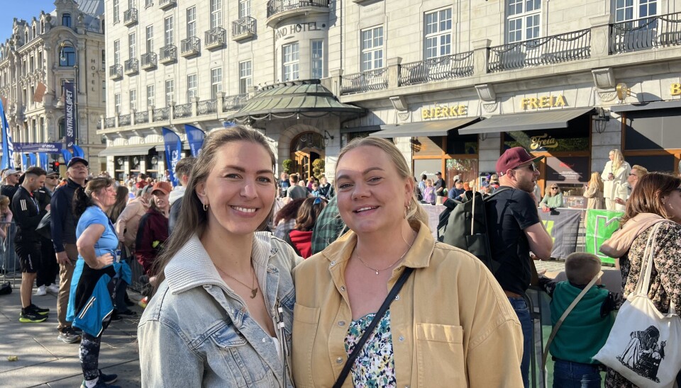 Langs hele løypa sto folk tett i tett for å heie. Noen av de var Marianne Knudsen og Stine Andersen