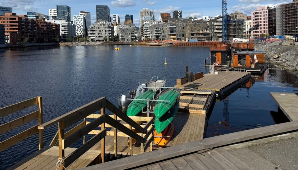 SØRENGA: Et bilde tatt 30. april fra havnepromenaden utenfor Rema 1000 viser badstuene med de ekstra flytebryggene.