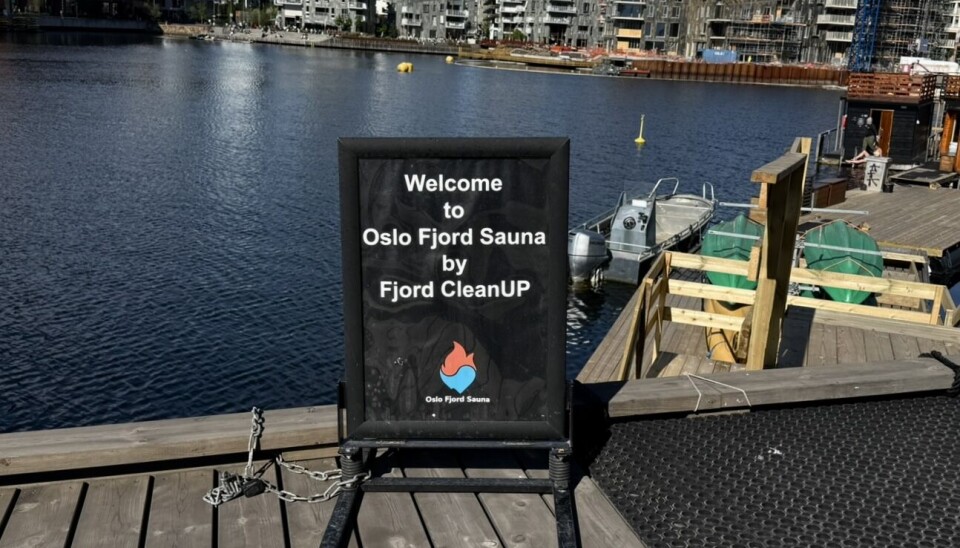 Et velkommen-skilt står plassert ved trappen ned til badstuene.