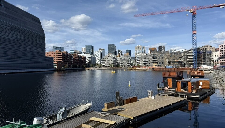 Badstuene i Bjørvika ligger fortsatt i sjøen til tross for kommunens krav om fjerning.