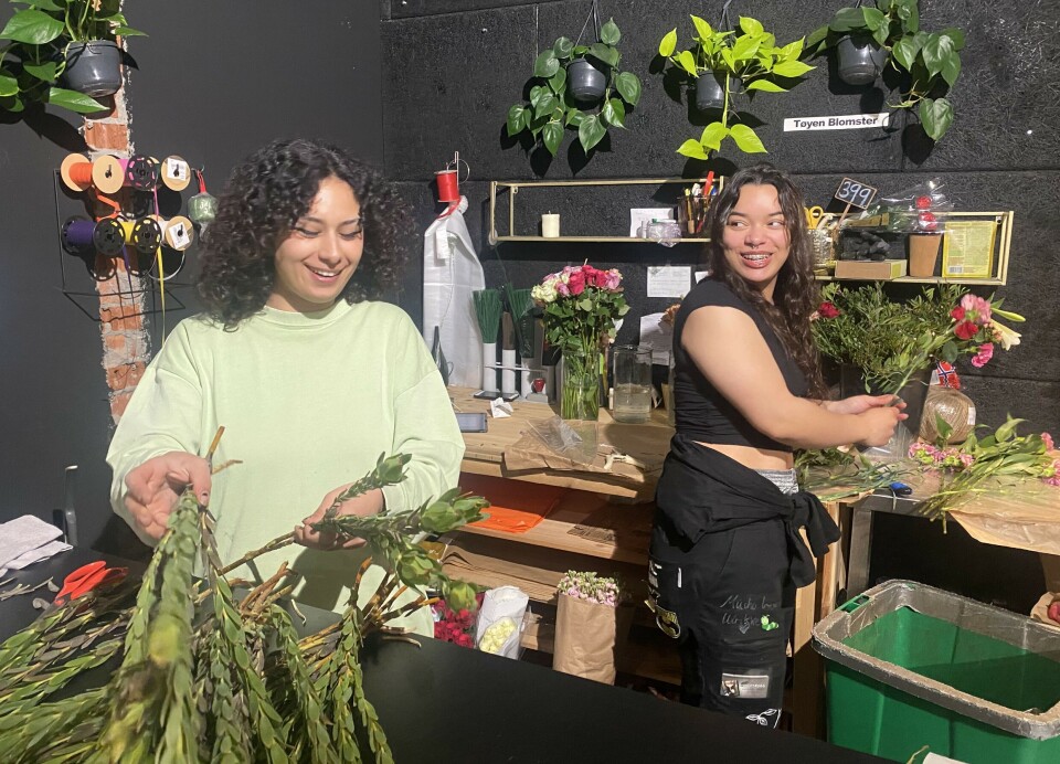 Sara Sogoli (til venstre) og Martina Duvergel-Klevjer setter kreativiteten i høygir og trives med å skape vakre buketter for butikkens mange kunder.