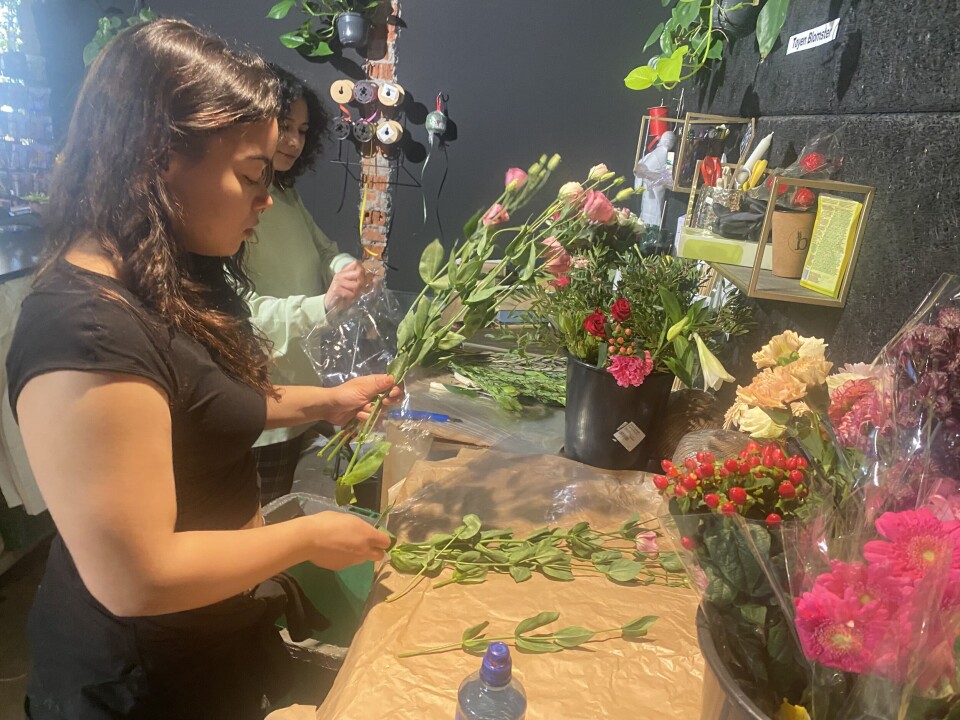 Det er alltid mye som skal gjøres når de får inn nye, friske buketter.