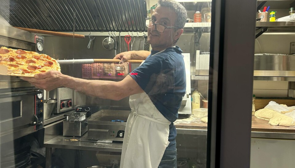 Recep Topal i full sving med en rykende fersk pepperonipizza