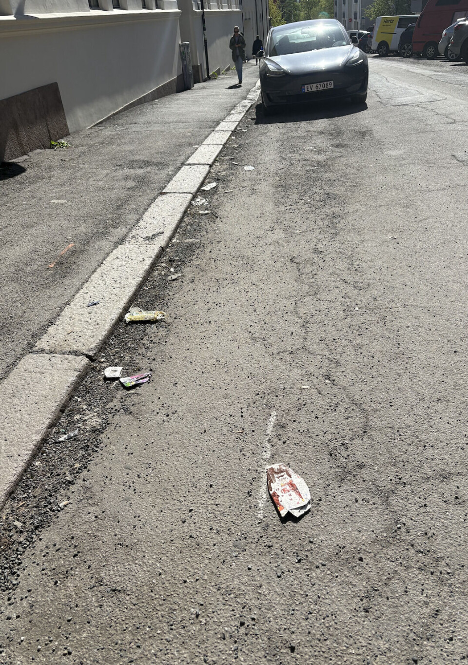 Nedover Borggata ligger det søppel langs veikanten.