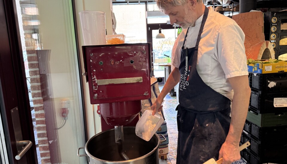 Daglig leder Christian Brun holder på med elting av pizzadeig til kveldens gjester.