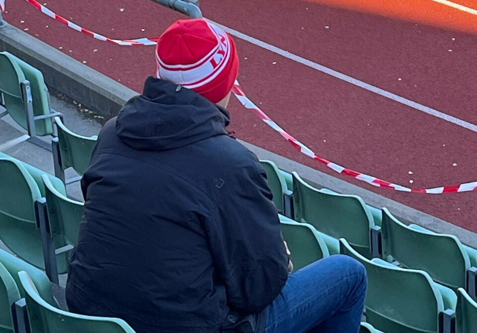 Skuffet Lyn-supporter etter det er blåst av Skuffet etter kampslutt
