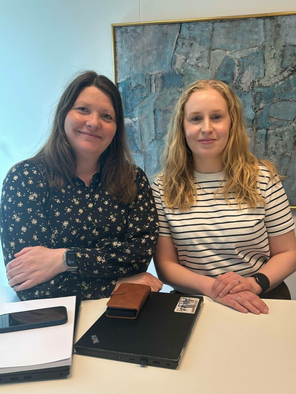 Åsta Llanos-Ytre og Silje Frostad Vike forteller at Utdanningsetaten er opptatt av å bevare trygghet ved potensiell nedleggelse av Møllergata skole. Photo: Maya Bråthen.