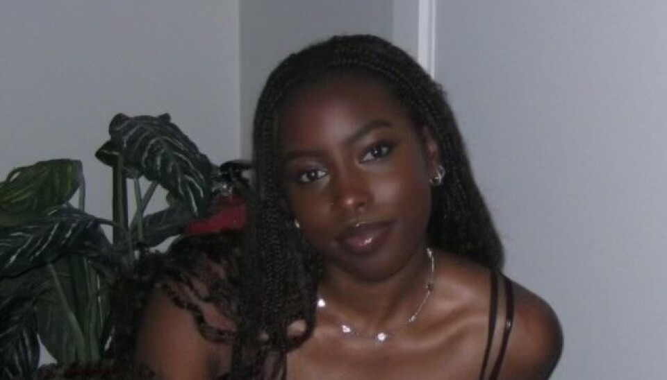 Eniola (21) har rundt 2000 kroner igjen etter husleien er betalt. Flere ganger har hun måtte kjøpe mat på klarna.