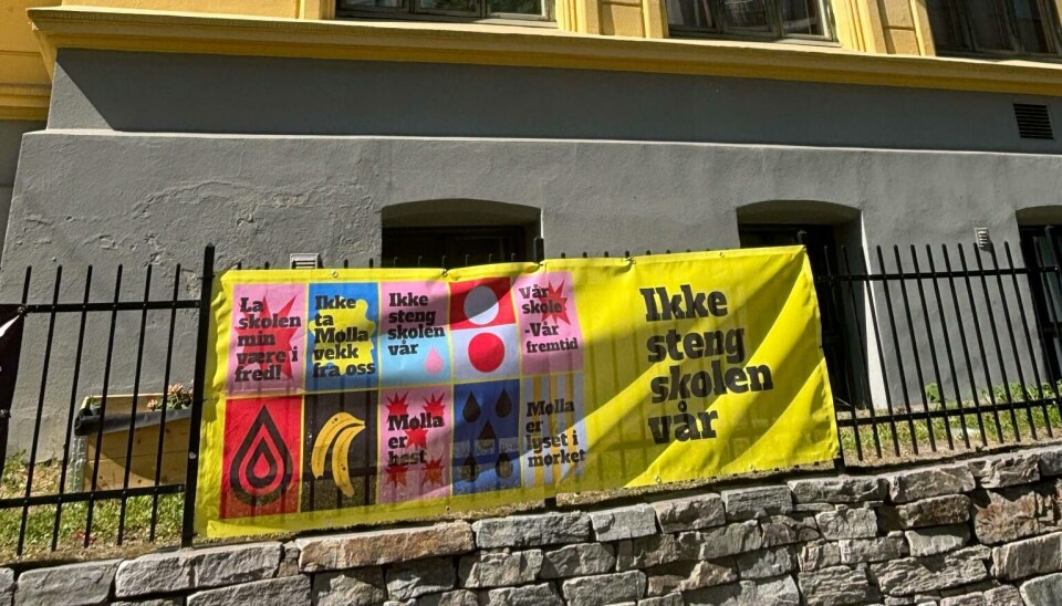 Møllergata skole: utenfor barneskolen henger det plakater som både elever, lærere og foresatte har hengt opp.