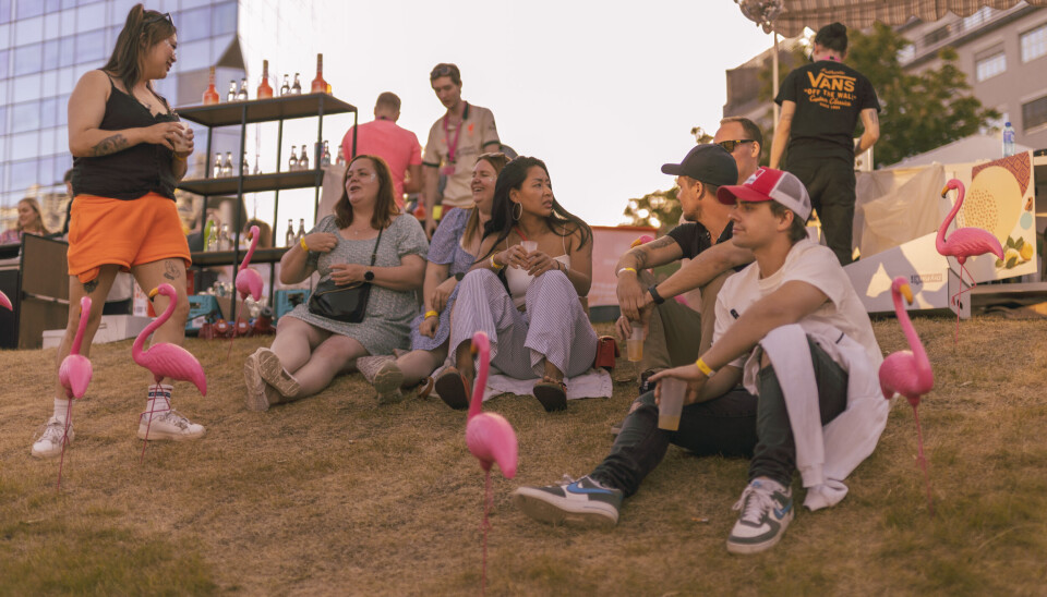 Gjestene nyter kvelden i kveldssolen med noe godt i glasset