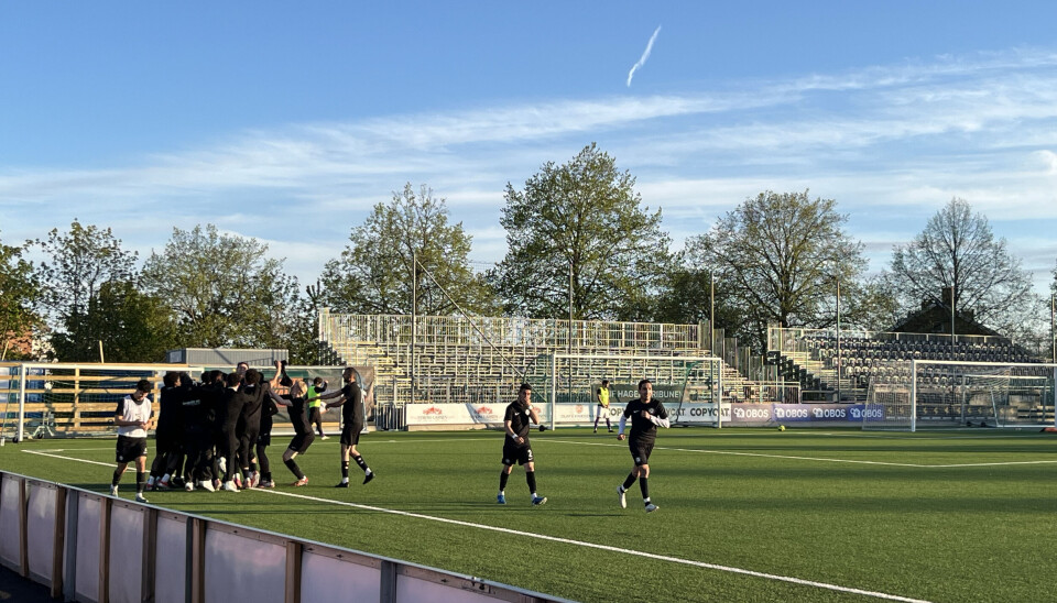 JUBELSCENER: Christiania BK benken og spillerne ute på banen tok helt av da 1-2 scoringen var et faktum.