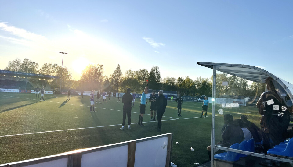 UTVIST: Christianias kontaktperson (Frode Lia) måtte se de siste minuttene fra tribunen etter å ha blitt utvist for usportslig opptreden.