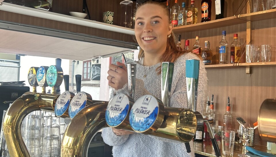 Mia Tandberg bak baren