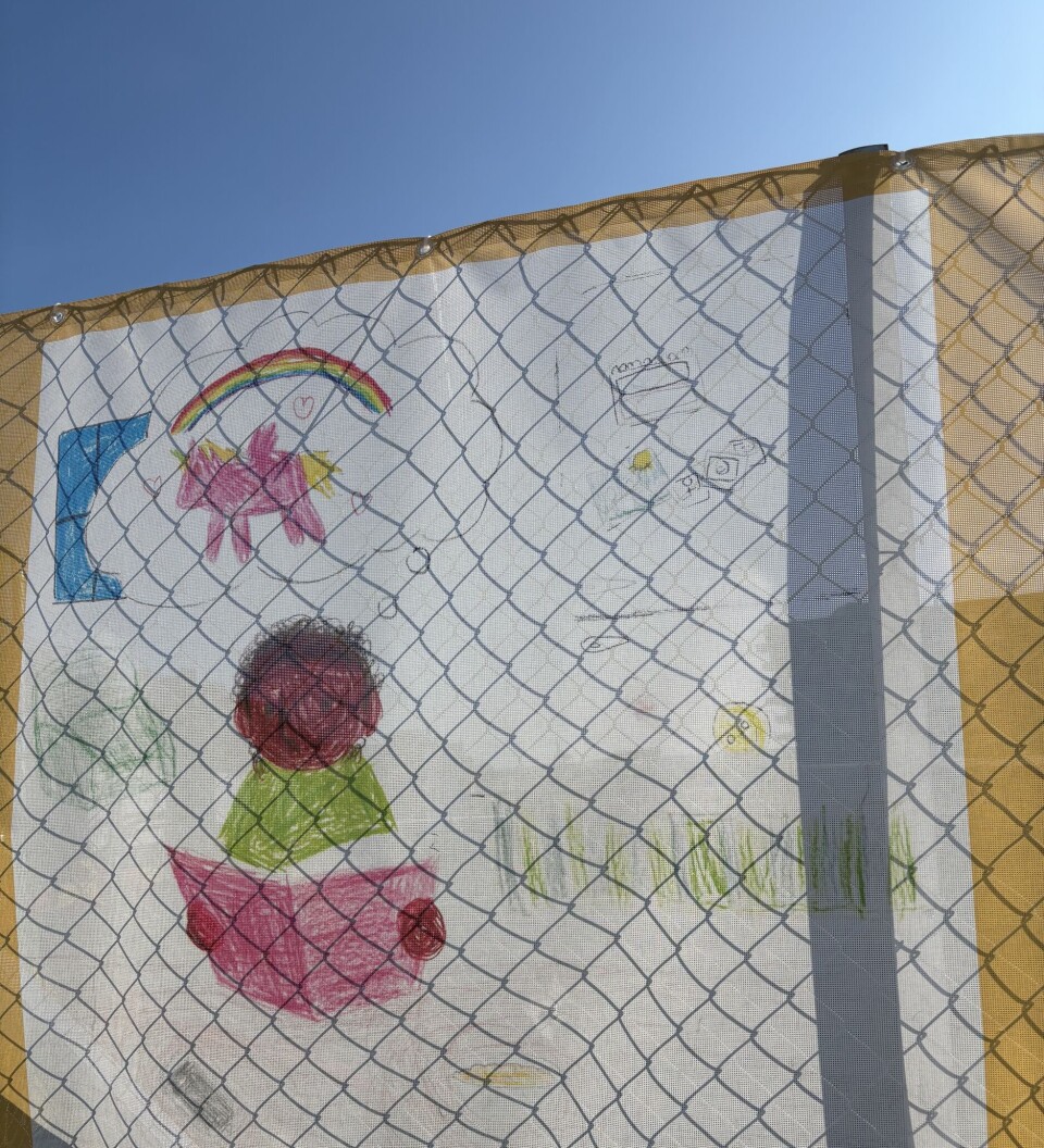 Gjerdene rundt området er pyntet med kunst fra barneskoleelever.
