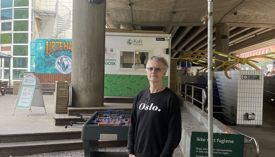 Erling Fossen. T.H. T-bane utgangen, T.V. Riverside-bygget. Fossen ønsker å jevne ut området for å få mer innsyns og på sikt bygge en attraktiv mathall.