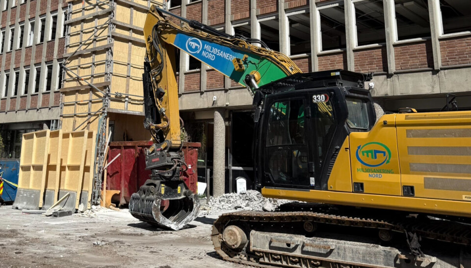 Gravemaskinene er i gang med en gang etter rivingstilatelsen.
