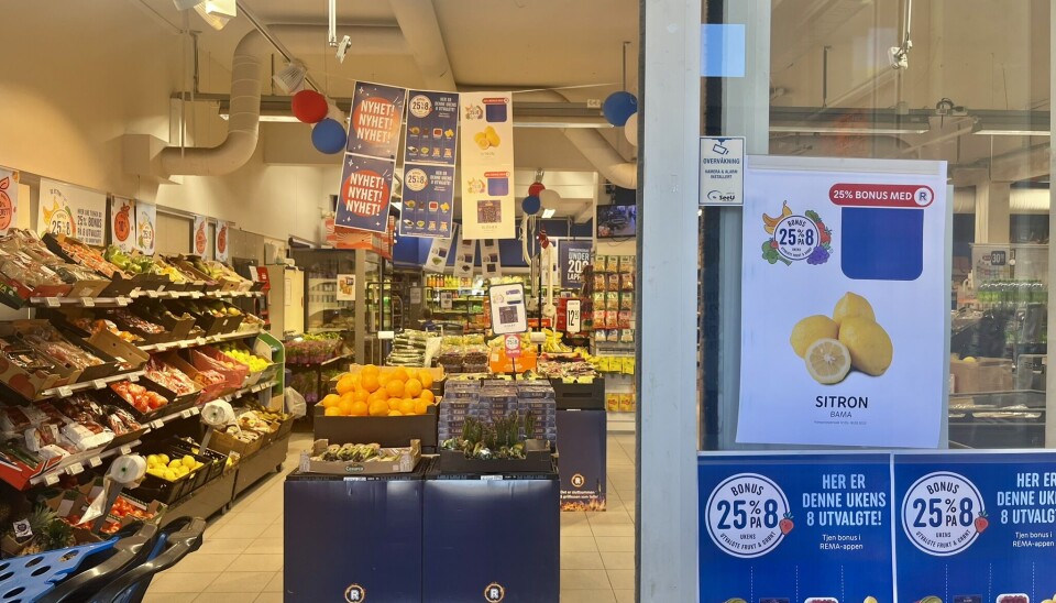 Studenter ser etter mattilbud i butikkene.
