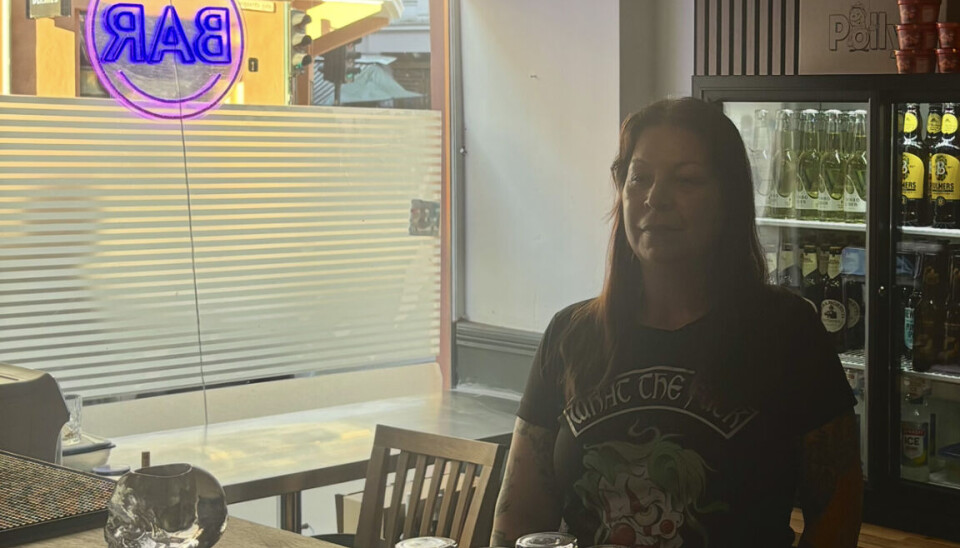 Annika Bæckstrøm bak baren