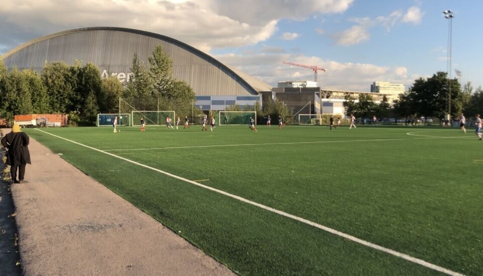 På kunstgressbanen utenfor Intility Arena og Vallhall Arena trener Gatelaget i sommersesongen.