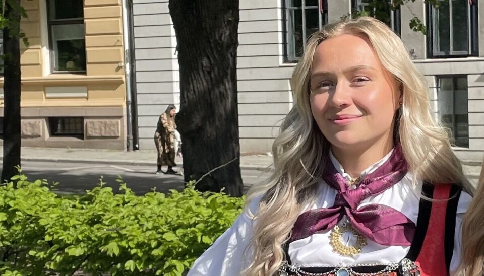Jenny i solsteken med festdrakten på.